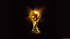 金色FIFA世界盃獎盃在黑色背景上閃耀著光芒。