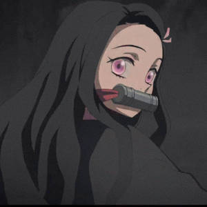 動漫女孩，粉紅眼睛，嘴含麥克風，深色背景
