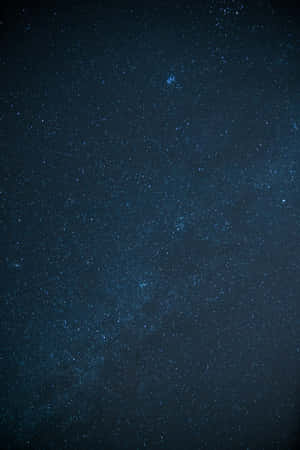 帶有藍色調和宇宙塵埃雲的星空夜空。