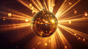 金色 disco 波吊喺黑暗房間入面，反射出明亮嘅光束。 — 復古 壁紙