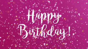 在洋紅色亮片背景上以白色草書顯示的 Happy Birthday 訊息