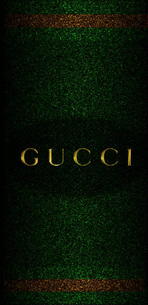 金色Gucci標誌在綠色閃粉背景上，帶金色條紋。
