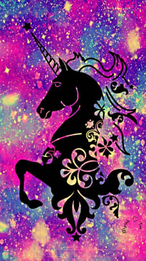 帶有花卉設計的黑色獨角獸剪影，背景是色彩繽紛的星空宇宙。