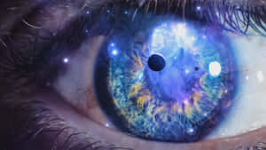 眼睛特寫，反射出充滿星星和行星的鮮豔宇宙場景。