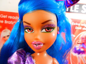 藍色頭髮同閃粉眼妝嘅 Bratz 公仔