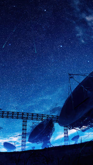 流星下的星空夜空中的電波望遠鏡。 — 太空 iPhone 動態圖 壁紙