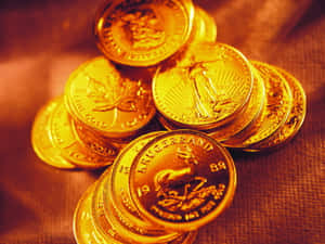 有紋理布料上的一堆金幣Krugerrand。 — 金色美學 GIF 壁紙