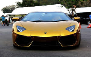 金色林寶堅尼Aventador在戶外車展活動中，附近有人群。