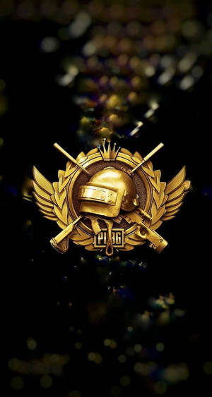 金色PUBG遊戲標誌，帶有頭盔和交叉的槍支，背景為暗色。