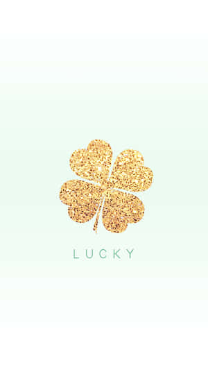 金色閃亮四葉草，帶有lucky字樣，置於薄荷綠背景上。