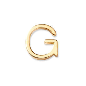 潔白背景上的拋光金色字母G吊飾