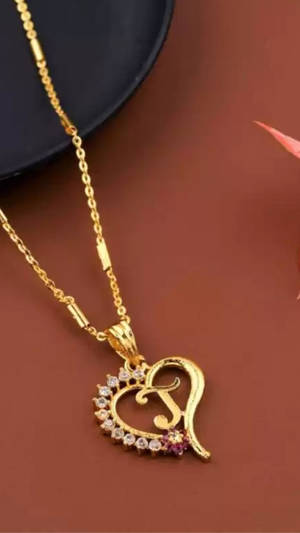金項鍊，帶有心形吊墜和字母J，飾有水晶。