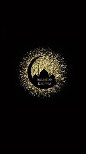 金色新月和清真寺剪影，黑色背景上帶有Ramadan Kareem文字。