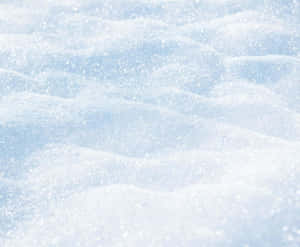 在明亮的冬日陽光下閃閃發光的雪堆