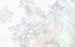 雪花在柔和的白色背景上閃爍著閃粉，帶有粉紅色散景燈光。