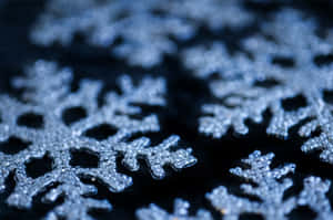 在深色表面上閃閃發光的銀色雪花裝飾