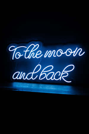 藍色霓虹燈牌在深色牆上寫著「To the moon and back」。 — 霓虹藍色美學 壁紙