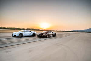 兩輛Bugatti超跑在日落時分的跑道上並排飛馳。