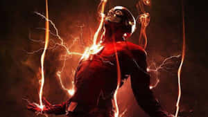 超級英雄 The Flash 在黑暗暴風雨中被噼啪作響的閃電包圍。 — 超級英雄 壁紙