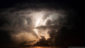 強大的閃電在夜間穿過黑暗的暴風雲。