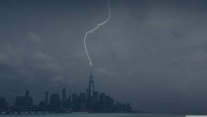 閃電擊中世界貿易中心一號大樓附近，在黑暗暴風雨的城市景觀中。