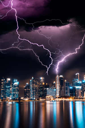 紫色閃電照亮了倒映在水中的現代城市夜景天際線。