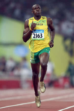 Usain Bolt穿著牙買加隊服在奧運跑道比賽中奔跑
