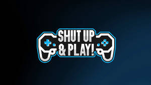 遊戲標語「Shut Up & Play!」設計成控制器，帶有藍色亮點。