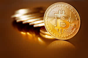 一枚帶有電路設計的金色比特幣硬幣放在一堆模糊硬幣前面。