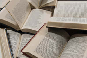 打開的書籍，帶有可見的文字，散落在舒適的閱讀堆中。