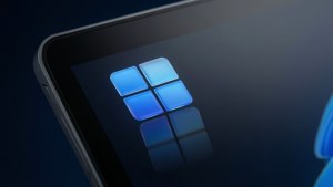 Windows標誌顯示在平板電腦屏幕上，帶有藍色燈光和反射