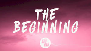 粗體白色文字「THE BEGINNING」在帶有閃電的粉紅和紫色暴風雨天空上。