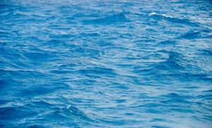 強烈陽光下藍色海水的漣漪 — 海浪 壁紙