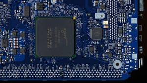 藍色電路板、Apple CPU 晶片同周圍元件嘅特寫。