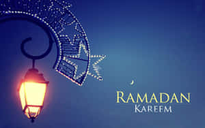 新月下帶有 Ramadan Kareem 文字的發光燈籠和星星裝飾。 — 齋戒月 壁紙
