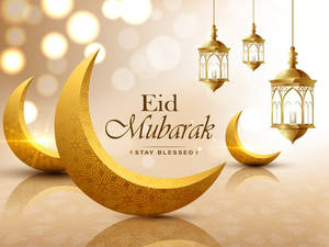 金色新月和燈籠，帶有慶祝用的Eid Mubarak文字。