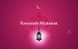粉紅色背景上帶有燈籠和新月的 Ramadan Mubarak 問候