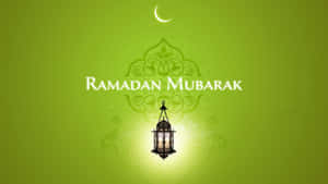 綠色背景上帶有發光燈籠和新月的 Ramadan Mubarak 問候。