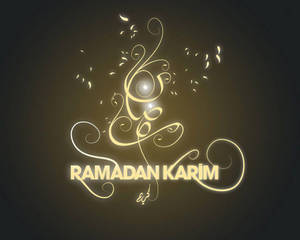 金色Ramadan Karim書法，帶有漩渦設計和閃光，在深色背景上。