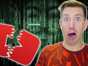 男人對破損的YouTube標誌和系統故障訊息作出震驚反應。