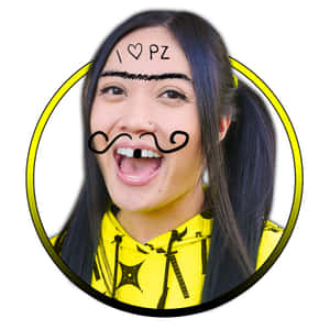 一位微笑的女子穿著黃色連帽衫，帶有卡通鬍子和眉毛上方的「I heart PZ」。