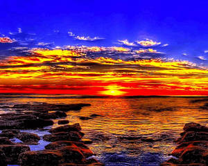 海洋上空的夕陽，黑暗的岩石海岸