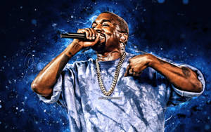 Kanye West 在藍色宇宙背景下，手持咪高峰和鏈條表演說唱。