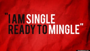 在紅色皺紋紙上寫有「I am single ready to mingle」的文字引用。