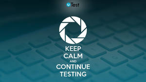 帶有「Keep Calm and Continue Testing」文字和UTest標誌的鍵盤。