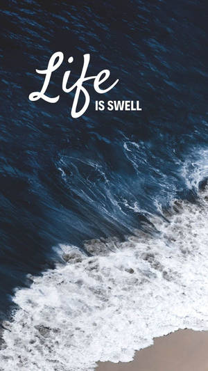 海浪衝上沙灘，帶有文字 Life is Swell — 勵志 iPhone 壁紙