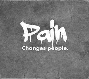 灰色布料上以塗鴉風格寫著「Pain Changes people」的文字引言。