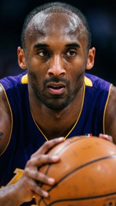 高比拜仁身穿湖人球衣，專注地拿著籃球。 — 科比· Bryant 壁紙