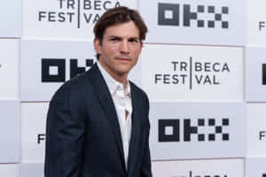 演員艾斯頓·古查在Tribeca Festival穿著深色西裝和白色襯衫。 — 旁遮普國王 壁紙