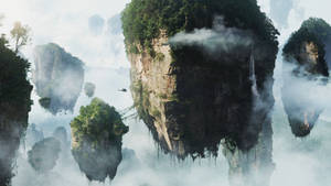 漂浮的山島，瀑布倒映在迷霧雲層中。